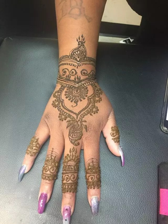 Amazing Eyebrow Threading & Henna Art