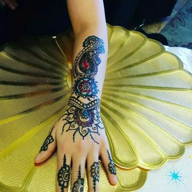 Amazing Eyebrow Threading & Henna Art