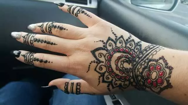 Amazing Eyebrow Threading & Henna Art