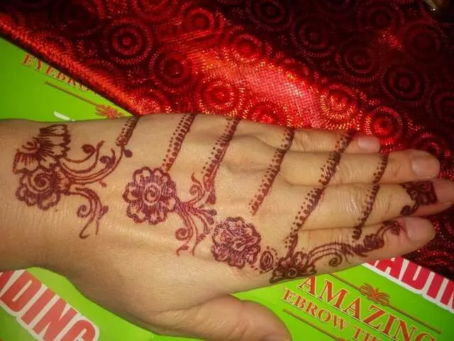 Amazing Eyebrow Threading & Henna Art