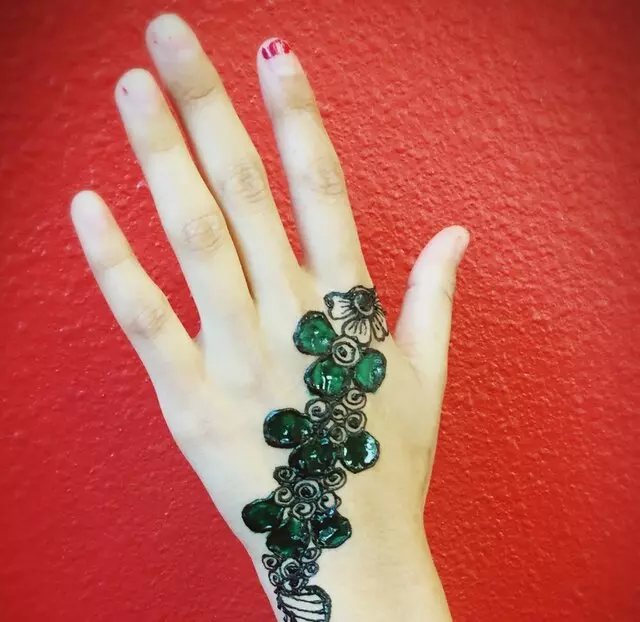 Amazing Eyebrow Threading & Henna Art