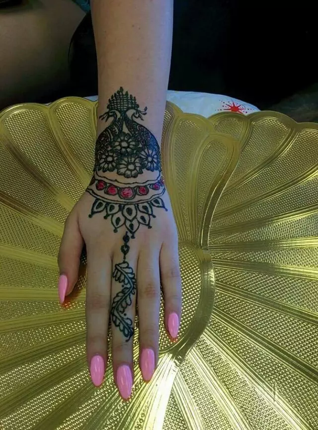 Amazing Eyebrow Threading & Henna Art