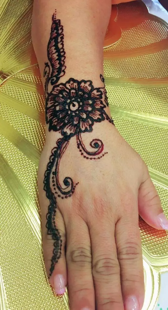 Amazing Eyebrow Threading & Henna Art
