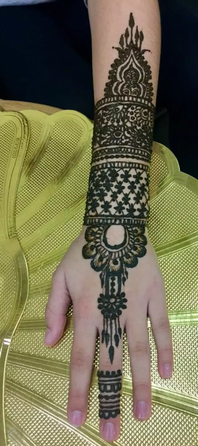 Amazing Eyebrow Threading & Henna Art