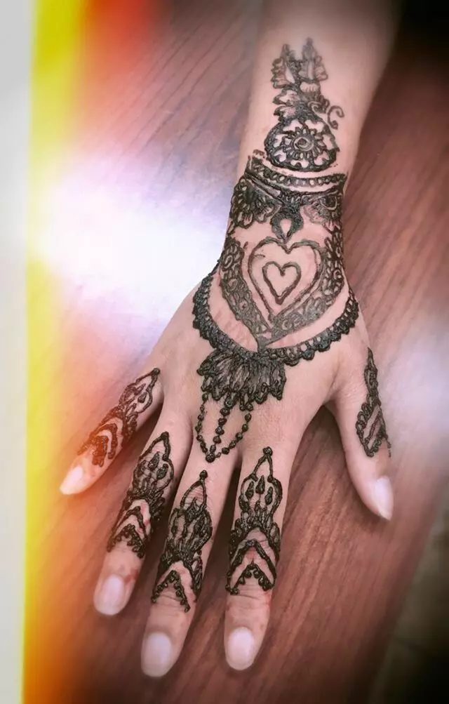 Amazing Eyebrow Threading & Henna Art