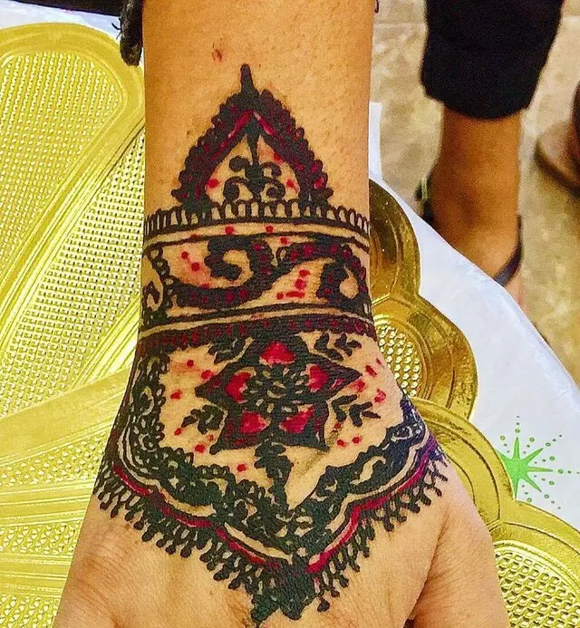 Amazing Eyebrow Threading & Henna Art