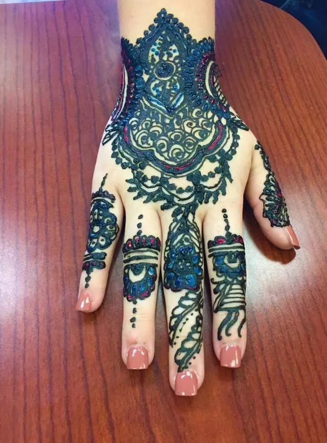 Amazing Eyebrow Threading & Henna Art