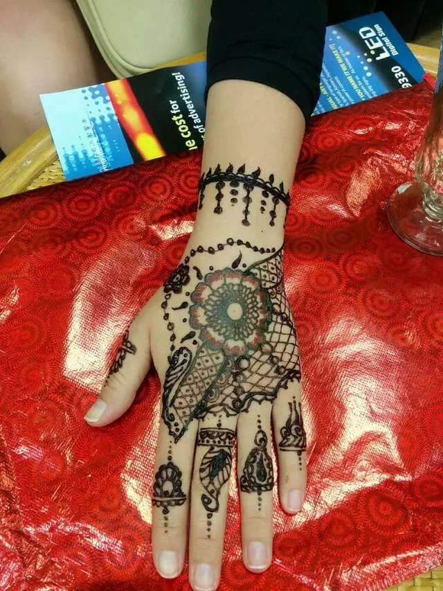 Amazing Eyebrow Threading & Henna Art
