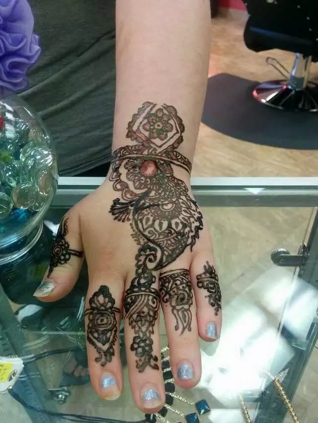 Amazing Eyebrow Threading & Henna Art