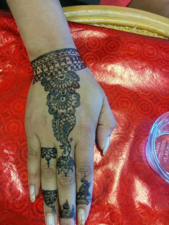 Amazing Eyebrow Threading & Henna Art