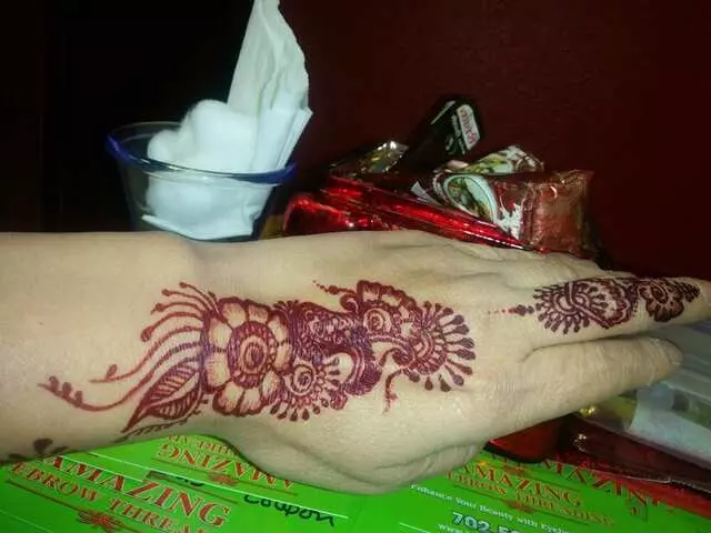 Amazing Eyebrow Threading & Henna Art