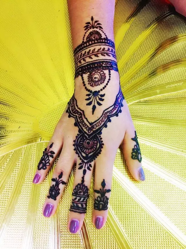 Amazing Eyebrow Threading & Henna Art