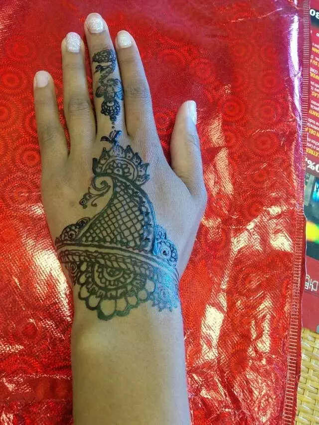 Amazing Eyebrow Threading & Henna Art