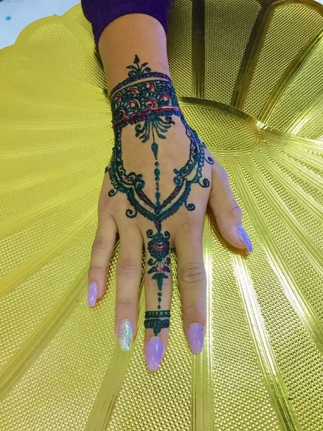 Amazing Eyebrow Threading & Henna Art