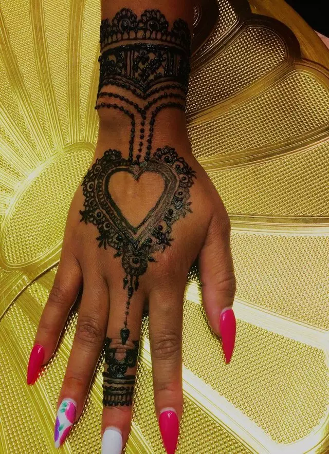 Amazing Eyebrow Threading & Henna Art