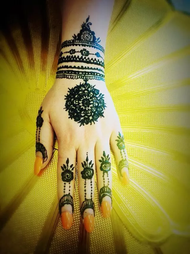 Amazing Eyebrow Threading & Henna Art