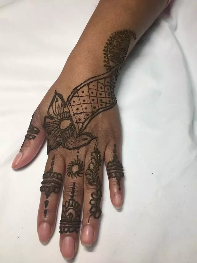 Amazing Eyebrow Threading & Henna Art