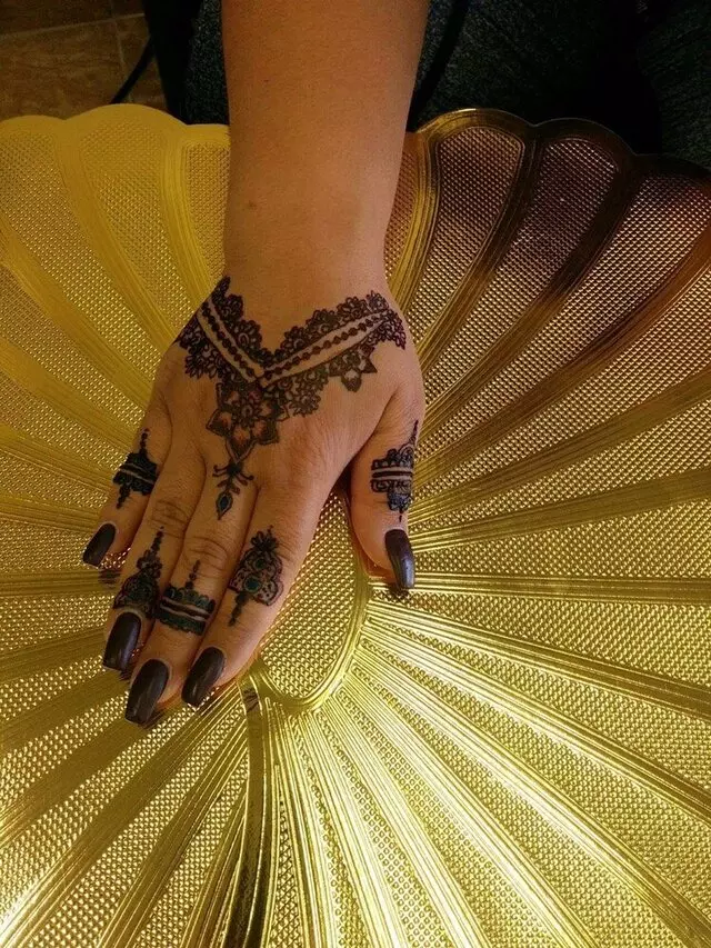 Amazing Eyebrow Threading & Henna Art