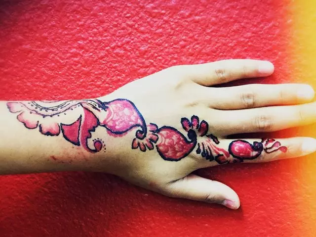 Amazing Eyebrow Threading & Henna Art
