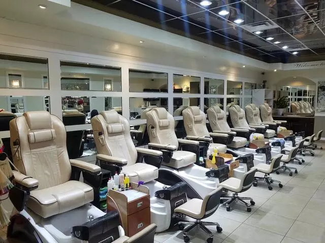Highland Nails & Spa - Rainbow/Windmill