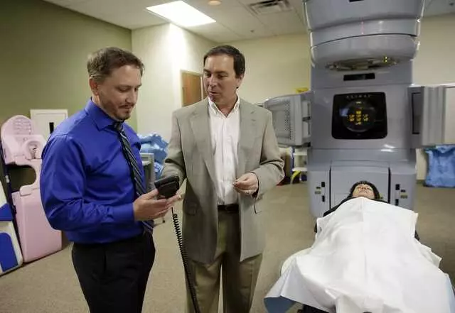 Andrew M Cohen, MD